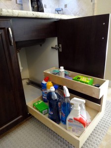 Pullout under sink caddy